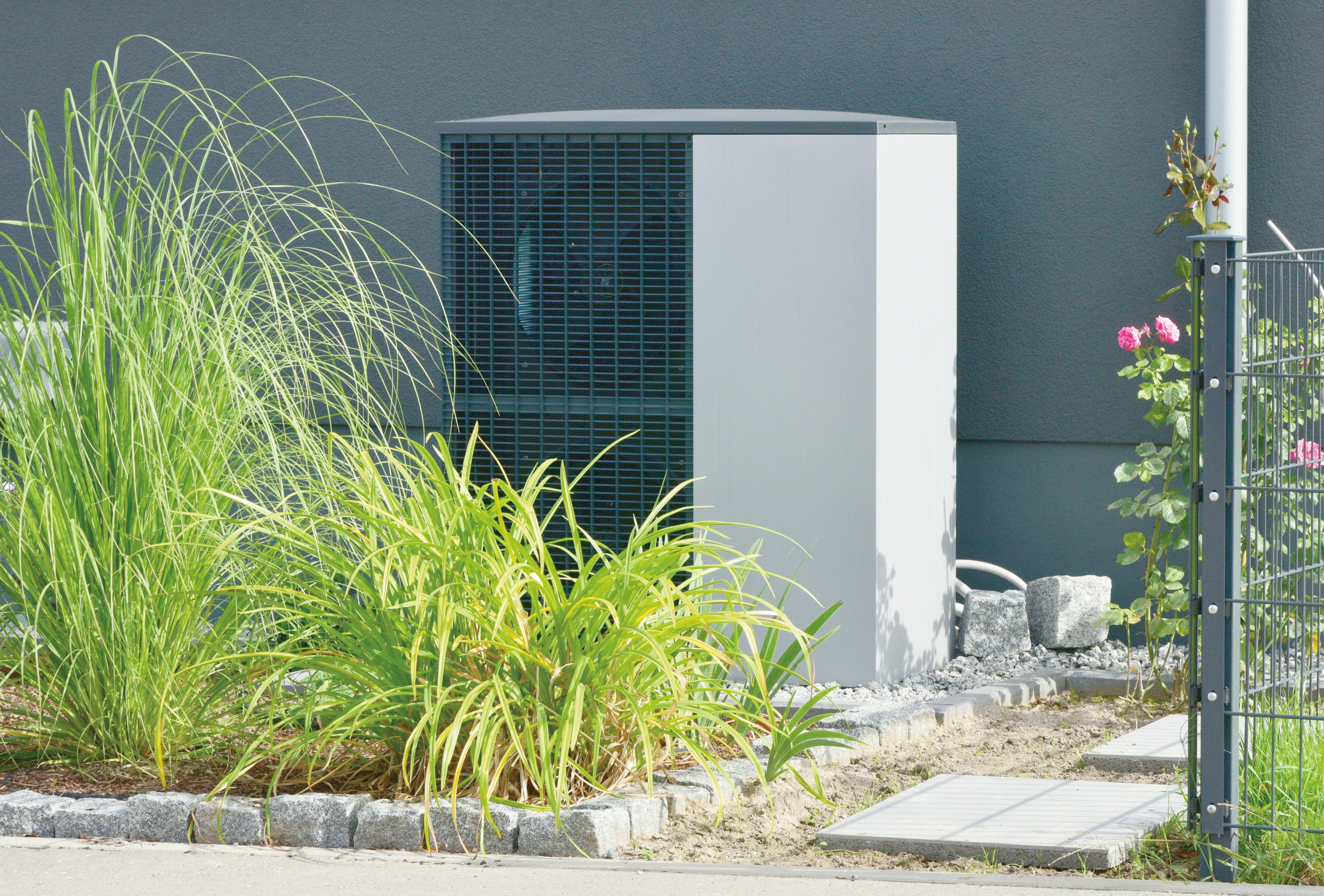 Luftwärmepumpe vor Haus in Vorgarten