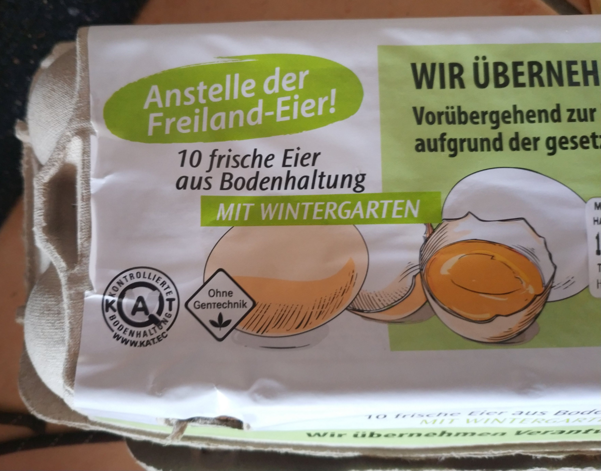 Auf einem Eierkarton steht, dass Eier aus Bodenhaltung mit Wintergarten stammen.