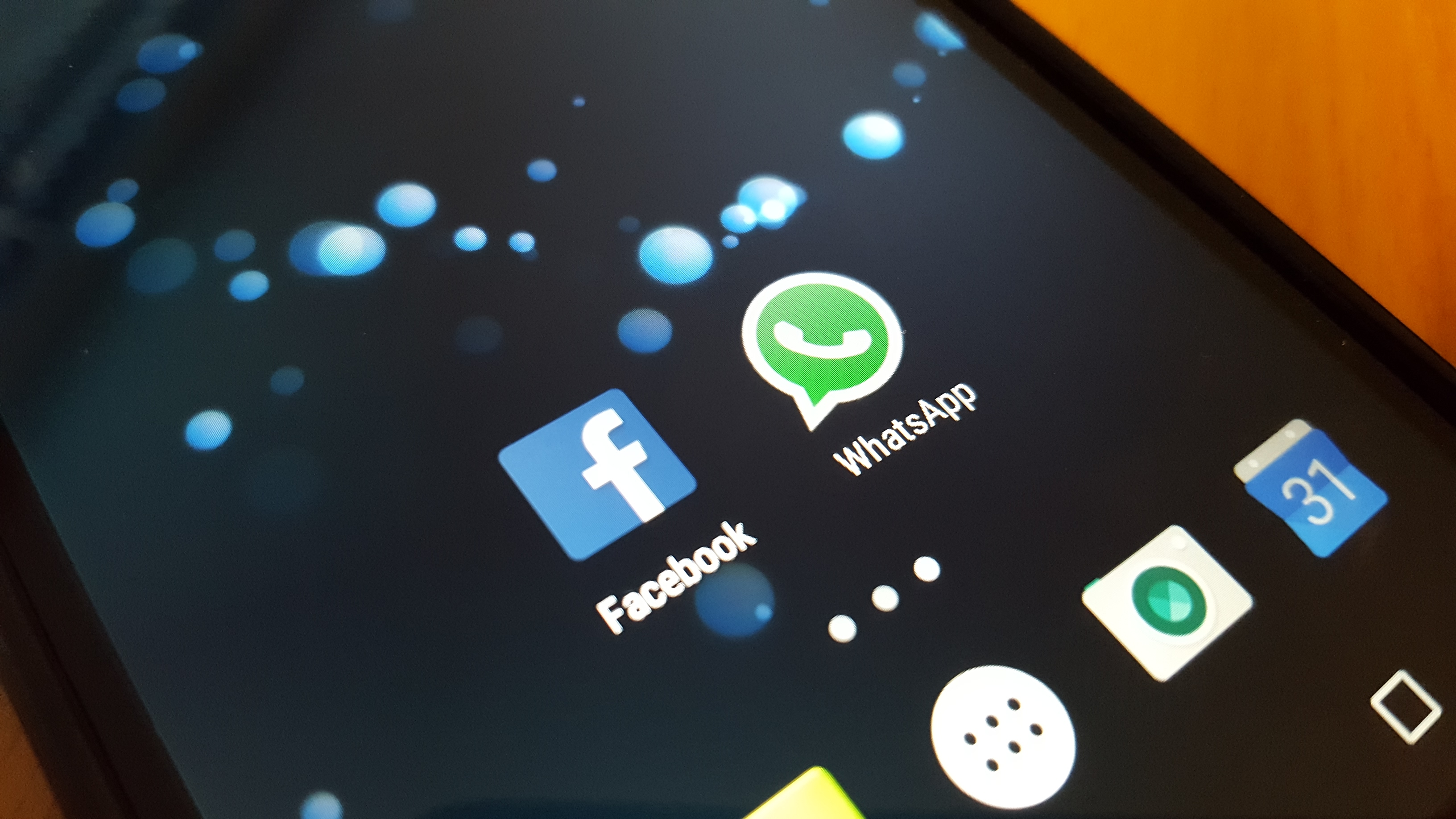 Smartphone mit Facebook und WhatsApp Logo