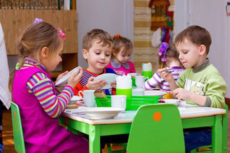 Kinder beim Essen