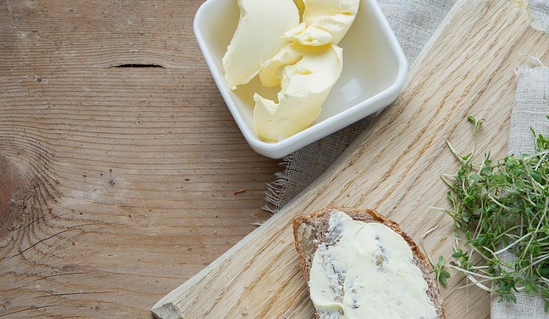 Ein Butterbrot auf einem Brettchen