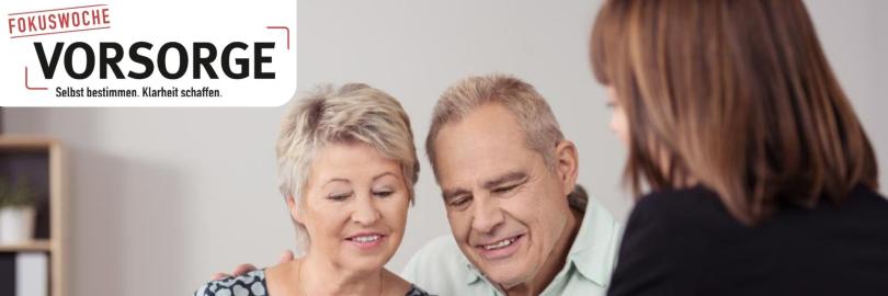 Schmuckbild: Älteres Ehepaar, die auf Dokumente schauen