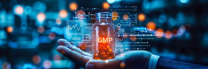 Ein Mann hält ein Glasgefäß in der Hand, auf dem die Buchstaben GMP für Good Manufacturing Process stehen