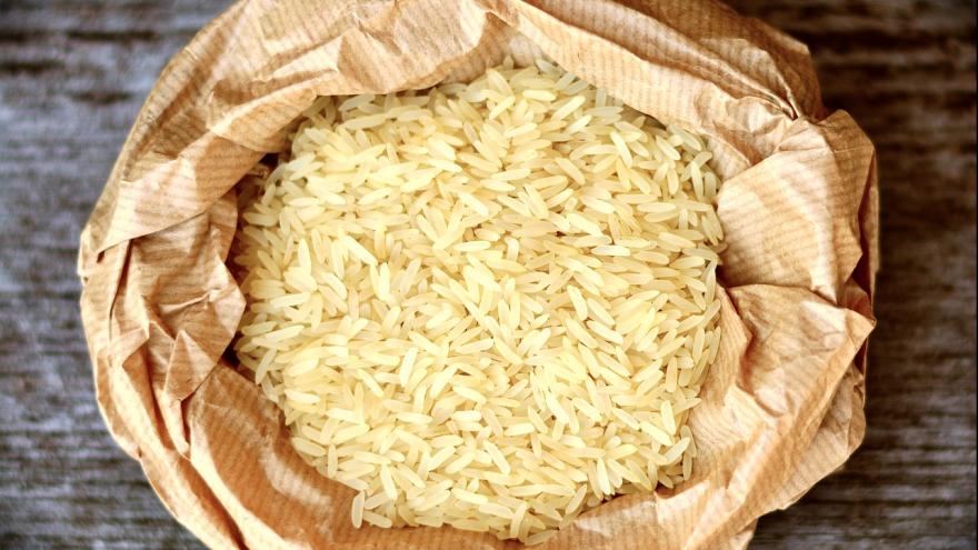 Eine Tüte mit Reiskörner