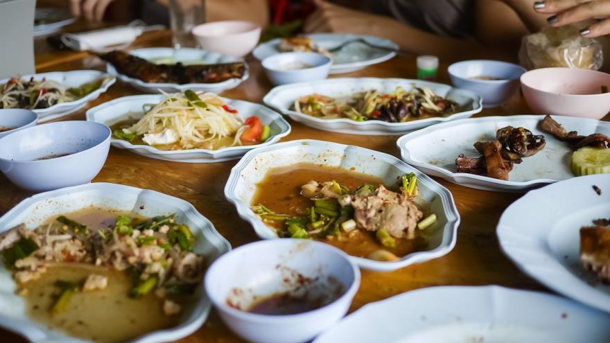 Lebensmittelreste bei einem Restaurantbesuch