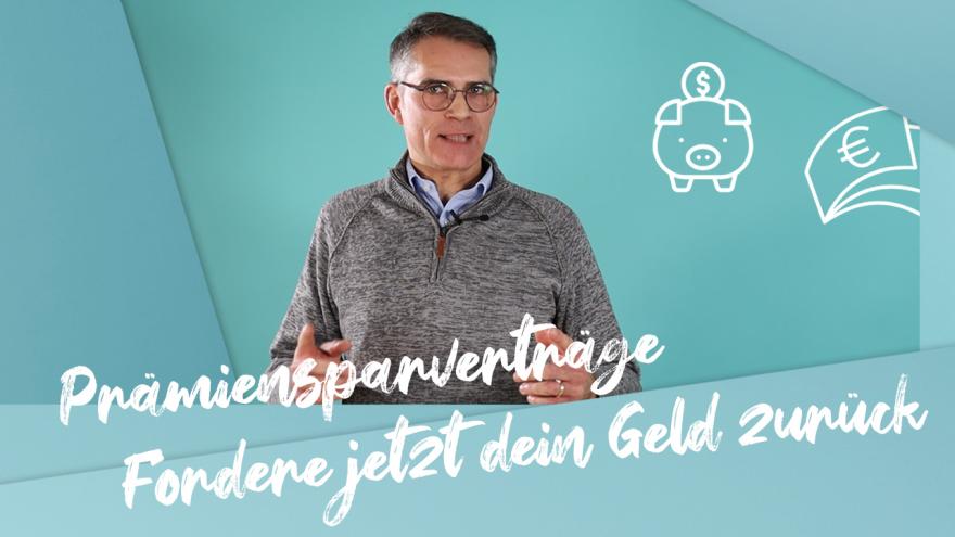 Ein Mann erklärt, worauf bei Prämiensparverträgen zu achten ist