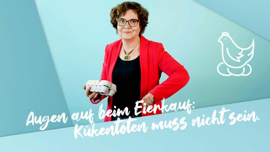 Frau mit Eierkarton