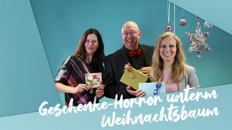 Drei Personen mit Geschenken und Weihnachtsdekoration