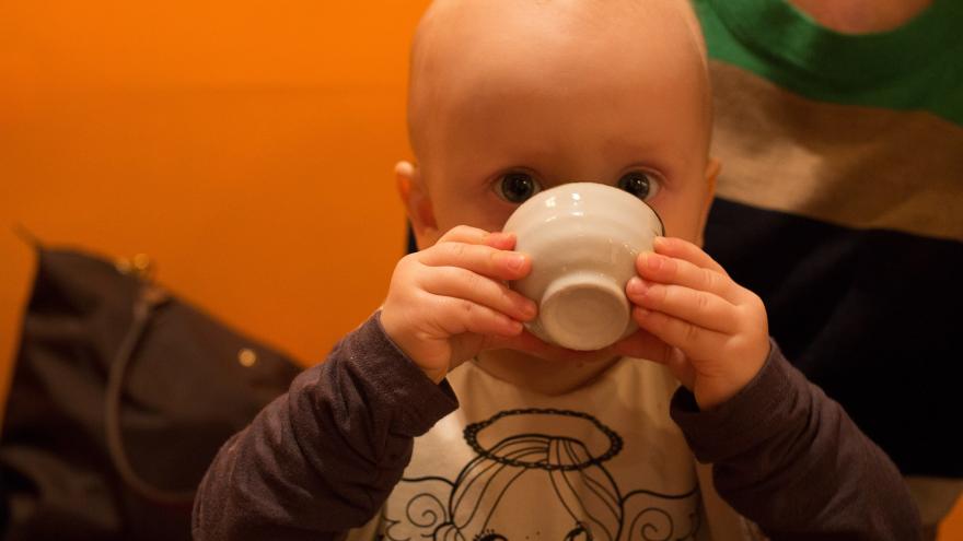 Baby trinkt aus einem Becher