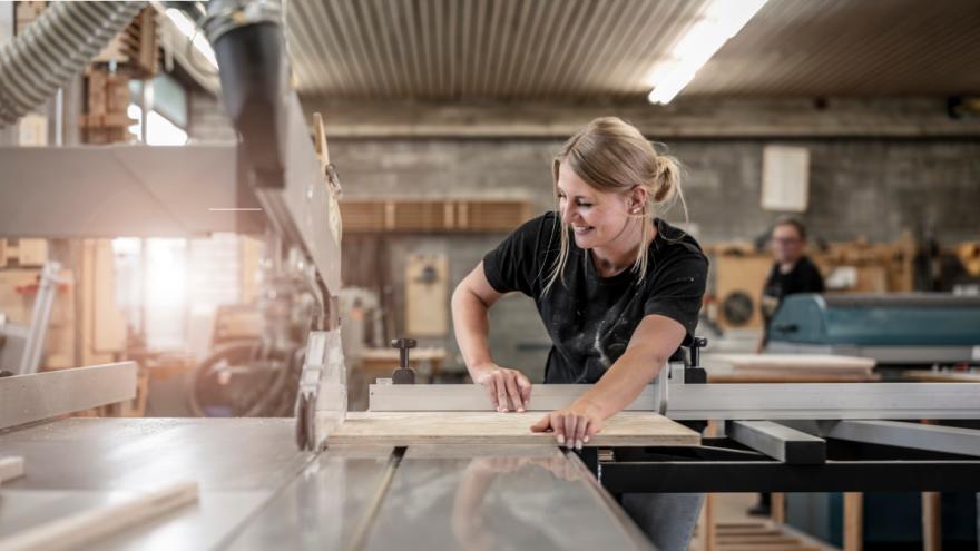 Eine junge Schreinerin bei der Arbeit.