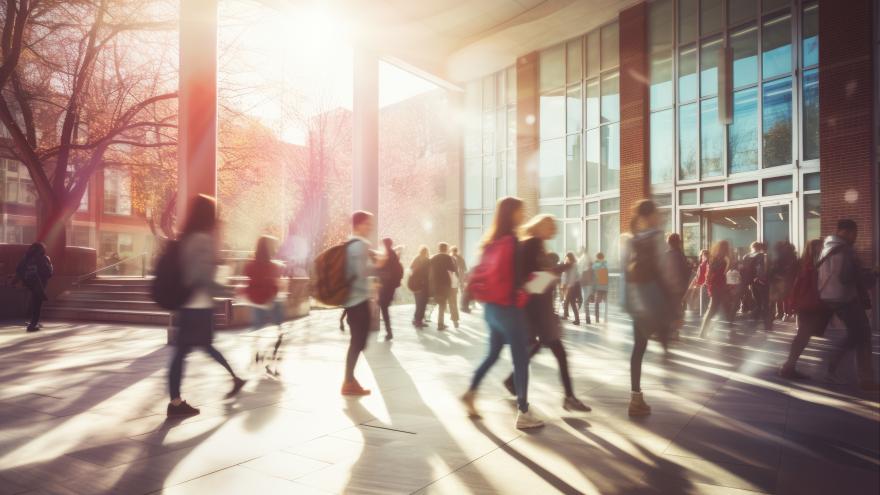 Studierende laufen auf Uni Campus