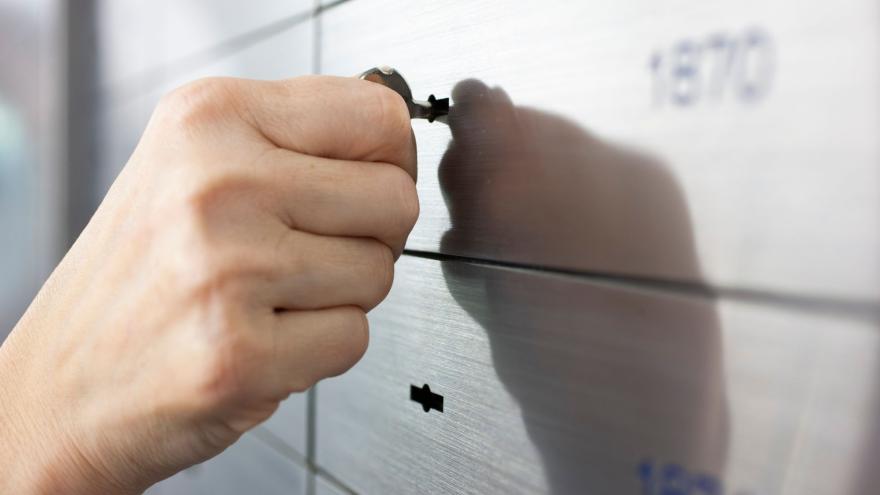 Jemand schließt ein Bankschließfach auf
