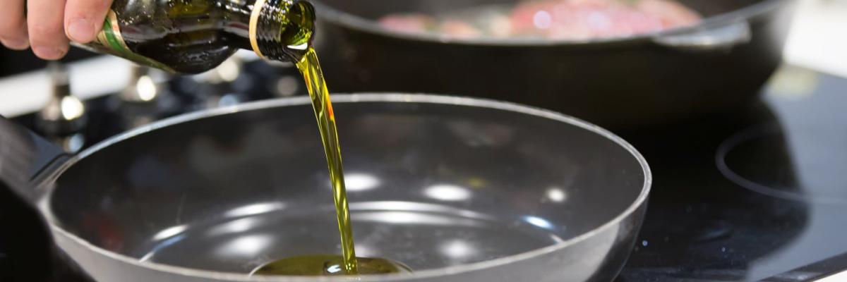 In eine auf dem Herd stehende Pfanne wird Öl gegossen
