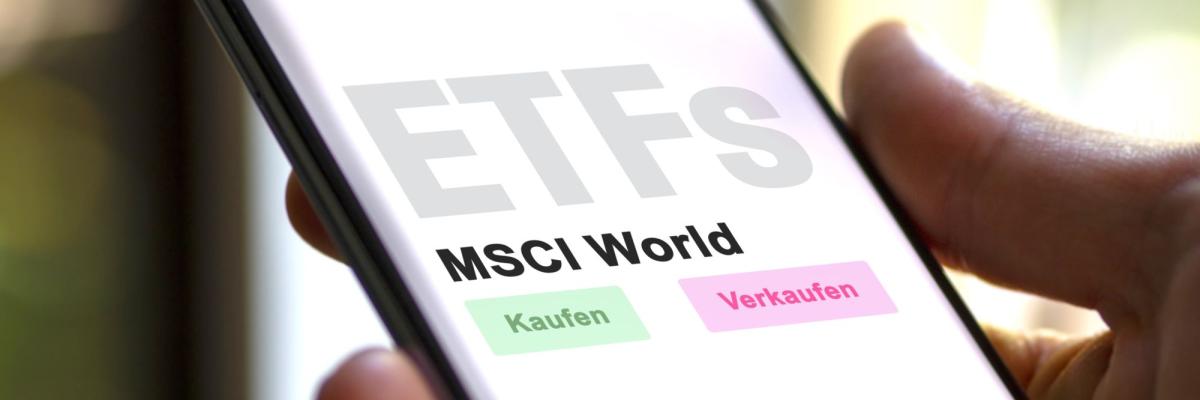 Eine Hand, die ein Smartphone hält, auf dem "ETFs, MSCI World" und "Kaufen" und "Verkaufen" zu lesen ist