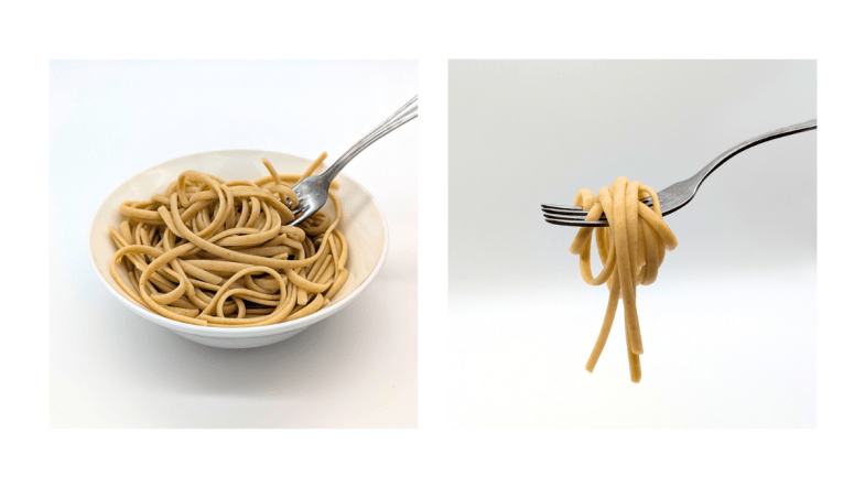 Eine Schüssel mit Algen-Pasta, daneben eine Gabel mit aufgerollter Algenpasta