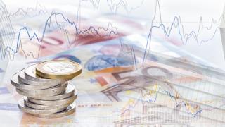 Ein Münzstapel auf Geldscheinen