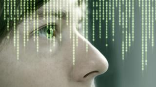 Augenpartie und Nase einer Frau, darüber 0 und 1 in Zahlensträngen