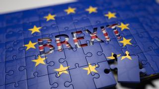 Ein Puzzle mit Europafsternen und britischer Fahne