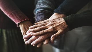 Senioren halten die Hände aufeinander
