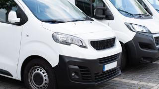 Weiße Transporter auf einem Parkplatz