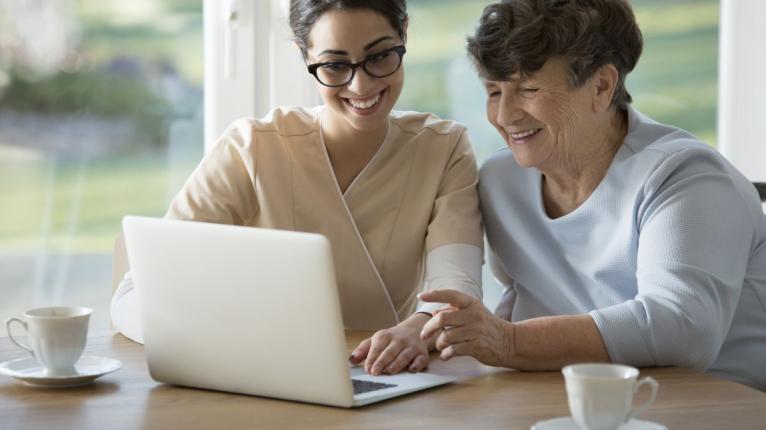 Frauen vor einem Laptop