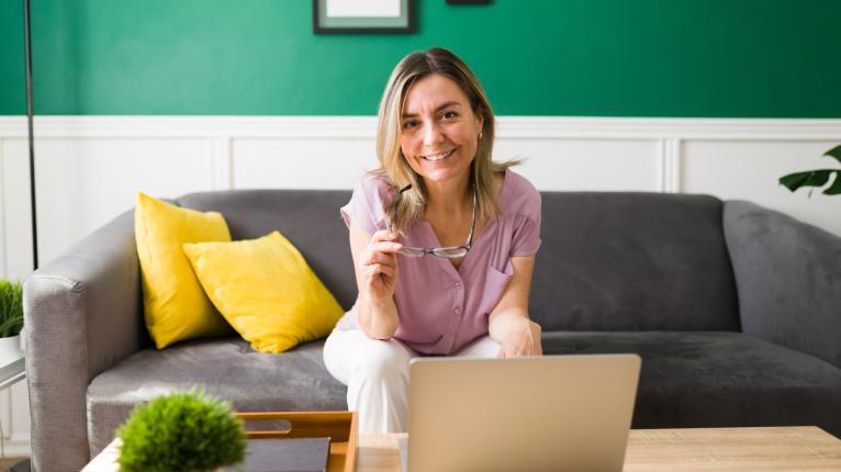 Frau, die vor einem Laptop sitzt